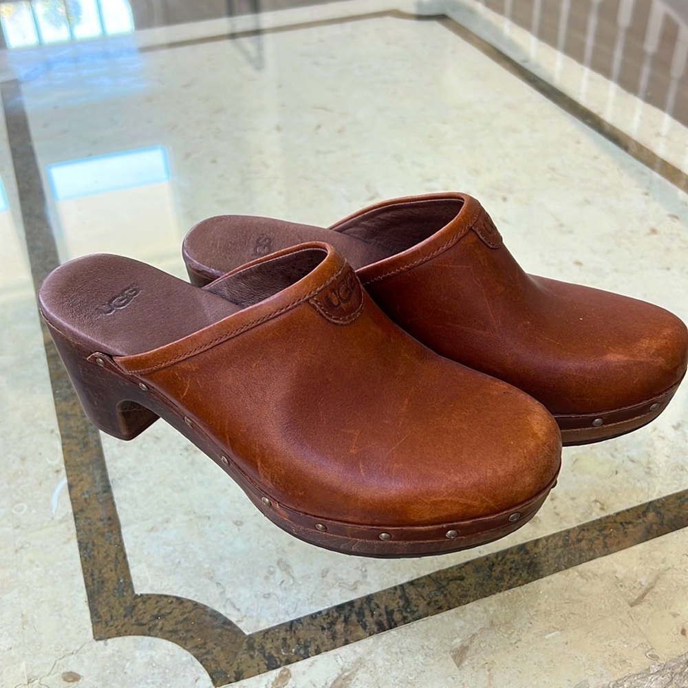 Women’s Ugg brown leather mule clogs with Sherpa lining.